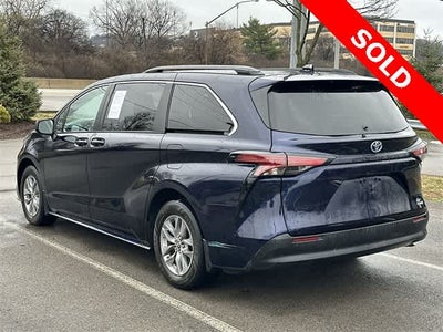 2022 Toyota Sienna LE