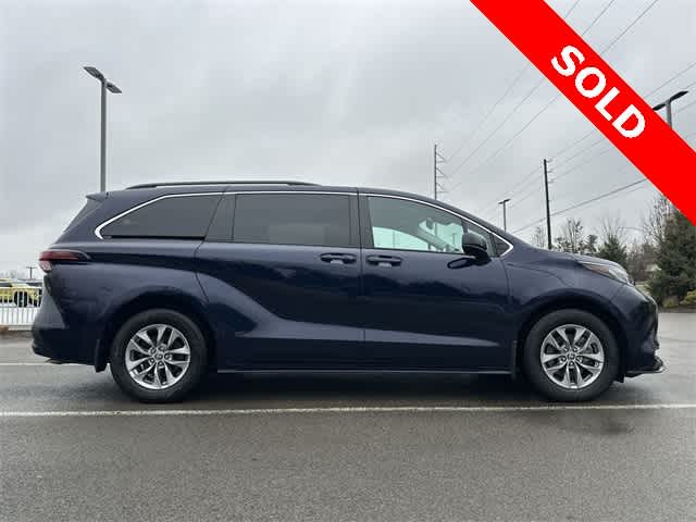 2022 Toyota Sienna LE