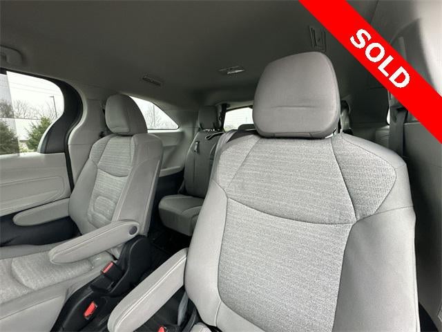 2022 Toyota Sienna LE