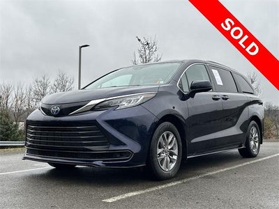 2022 Toyota Sienna LE