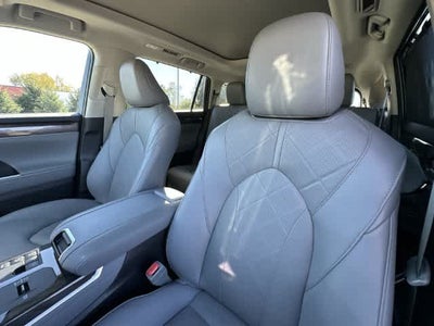 2025 Toyota Highlander Hybrid Platinum