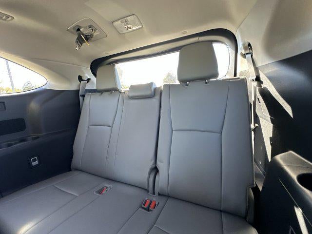 2025 Toyota Highlander Hybrid Platinum