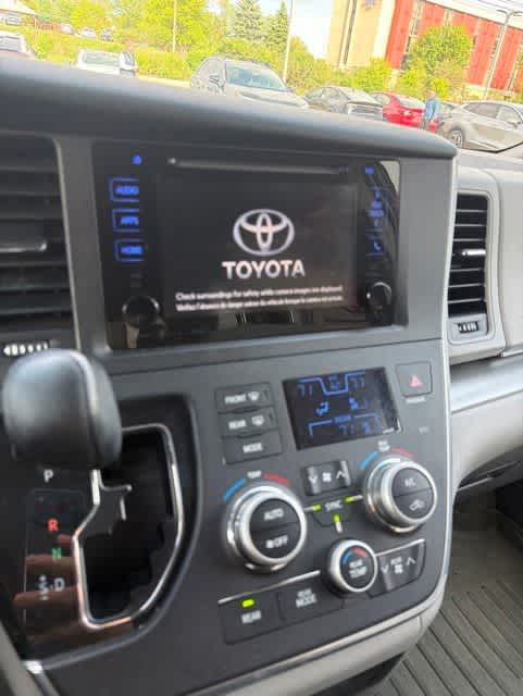 2016 Toyota Sienna LE