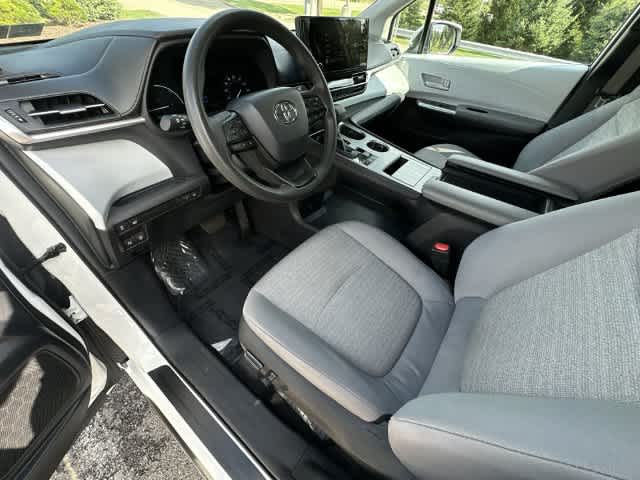2025 Toyota Sienna LE