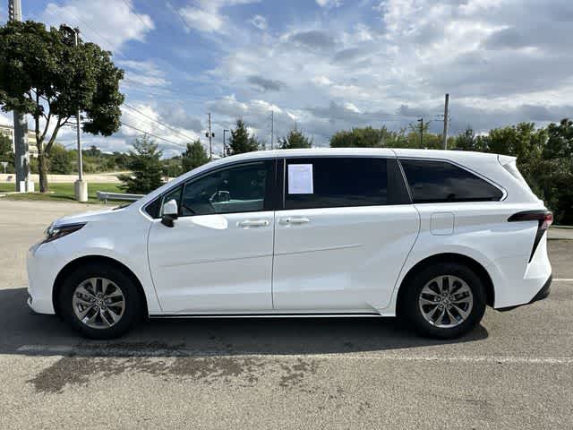 2025 Toyota Sienna LE