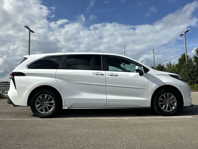 2025 Toyota Sienna LE
