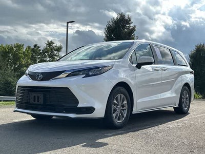 2025 Toyota Sienna LE