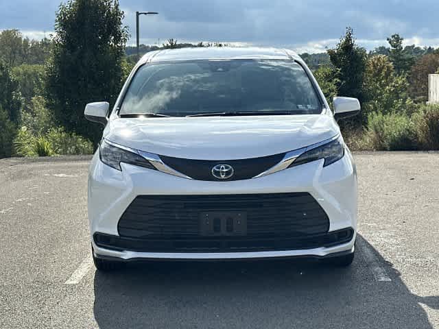 2025 Toyota Sienna LE