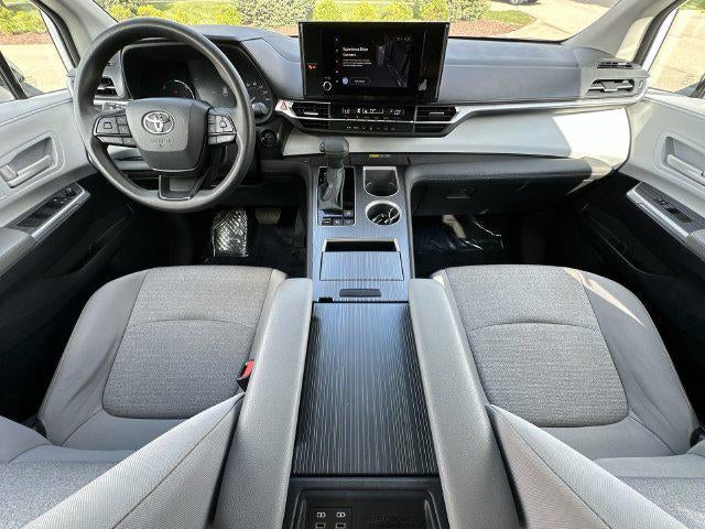 2025 Toyota Sienna LE