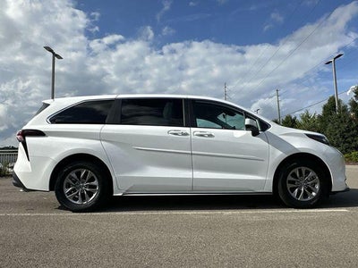 2025 Toyota Sienna LE