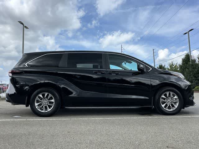 2023 Toyota Sienna LE