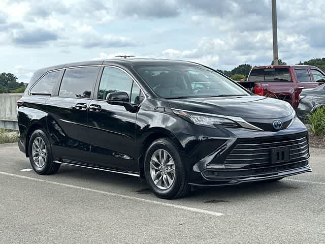 2023 Toyota Sienna LE