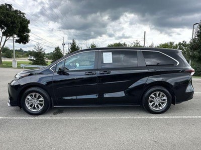 2023 Toyota Sienna LE