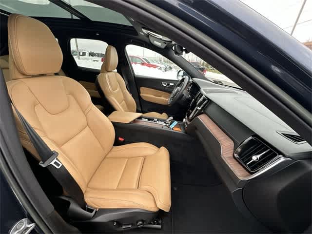 2023 Volvo XC60 Recharge Plug-In Hybrid Ultimate Bright Theme