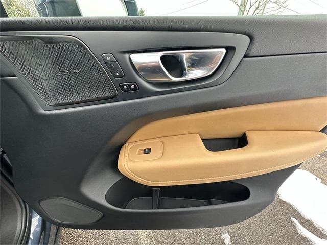 2023 Volvo XC60 Recharge Plug-In Hybrid Ultimate Bright Theme