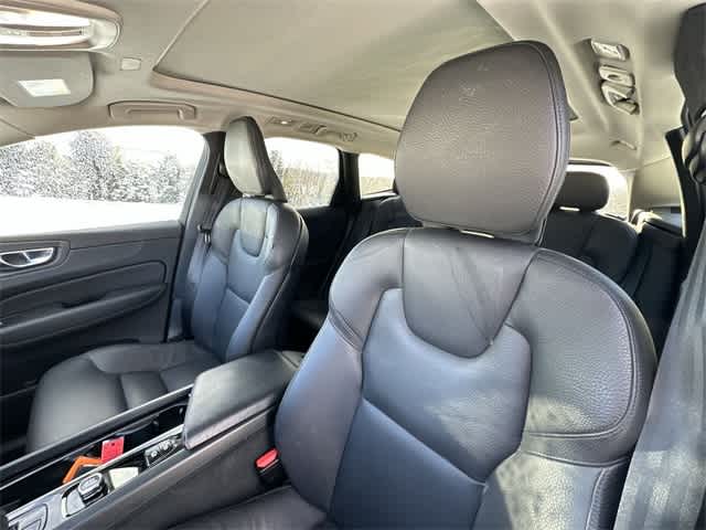 2023 Volvo XC60 Plus Bright Theme