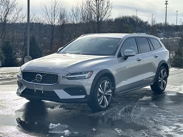 2025 Volvo V60 Cross Country Plus